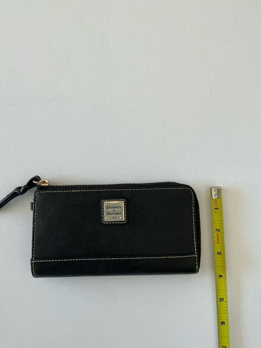 Dooney & Bourke Black Leather Zip Around Wallet Red Interior Logo Plaque - Picture 6 of 12